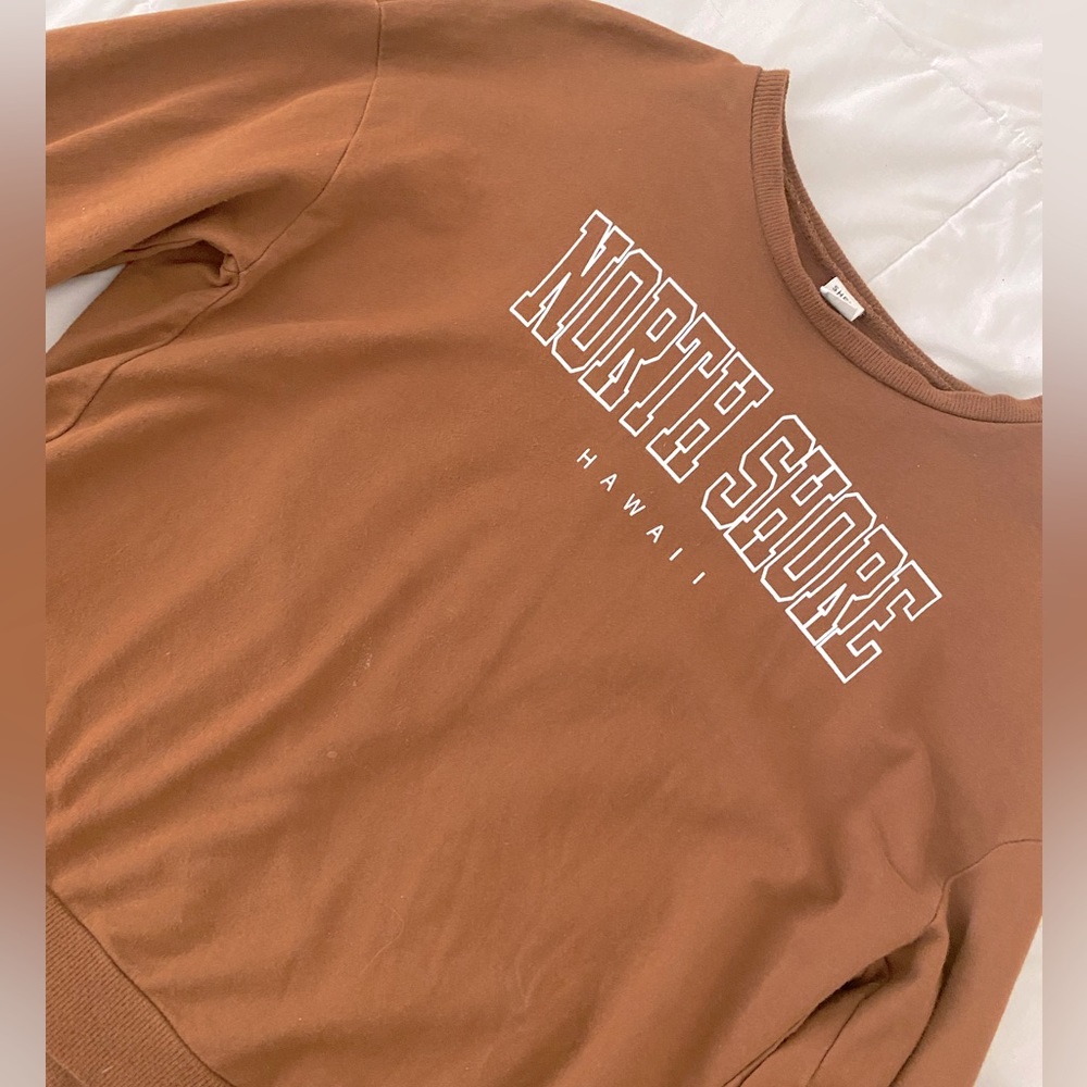 This is the perfect crewneck/sweatshirt to wear during the cooler weather!